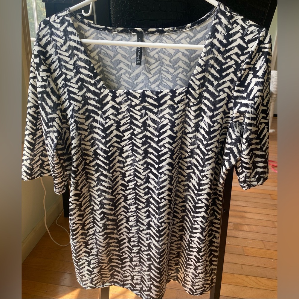 LNC Bleeker & McDougal black and white pattern blouse